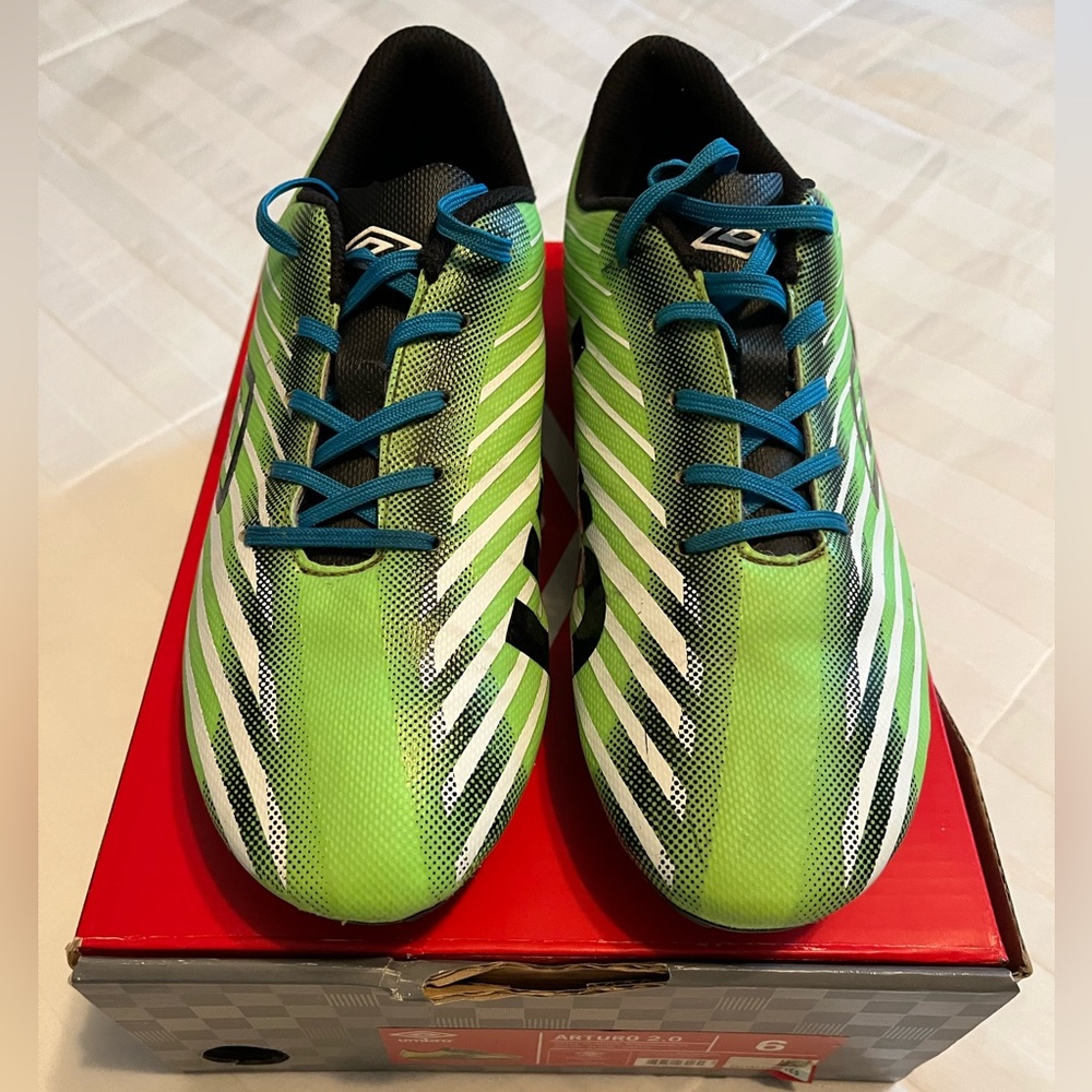 Umbro Arturo 2.0 Boys Size 6 outdoor soccer cleats, Green/Black